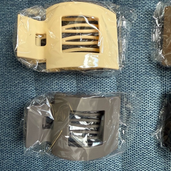 Set of Four Hair Clips in Assorted Colors - Picture 4 of 4